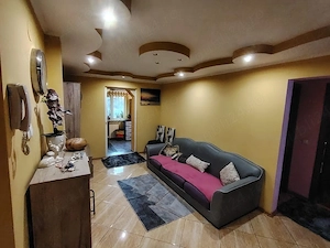 inchiriez apartament 2 camere cu balcon mare
