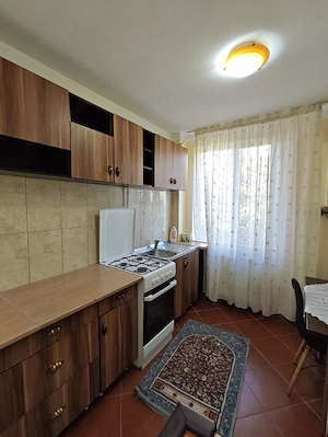 P.F. Vând apartamente 3 camere decomandat etajul 3 din 4 în bloc de cărămidă 