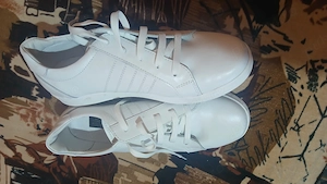 Adidași sport 40 cei albi și 39 cei negri
