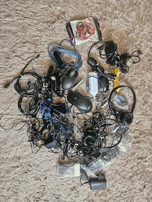 căști de telefon diferite,cabluri, alimentatoare