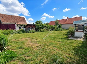 Casa cu 4 camere si 1650 mp teren la doar 30 km distanta de Sibiu - imagine 2
