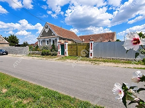 Casa cu 4 camere si 1650 mp teren la doar 30 km distanta de Sibiu