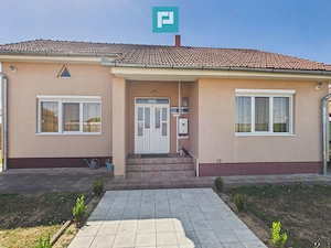 Casă renovată cu curte mare de închiriat în Rontău