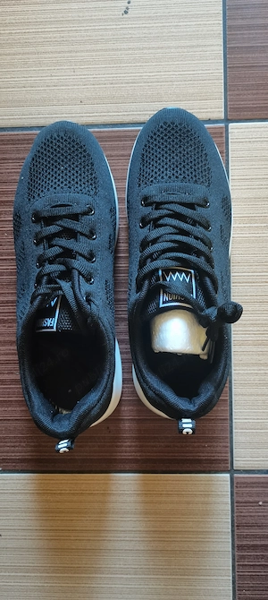 Vând pantofi sport noi, cu etichetă marimea 40