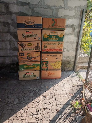 Se vinde 28 de cuti de banane cu bibelouri pahare set cafea etc  