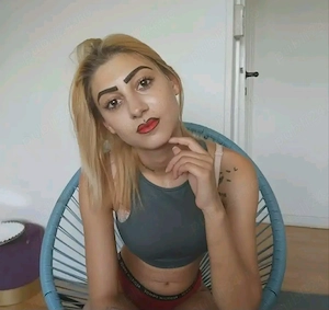 Buna sunt Andreea 20 an își sunt noua. In oraș. 