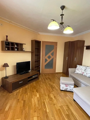 Proprietar  ofer  spre inchiriere un apartament cu 2 camere, decomandat in Giroc, vatra satului . 