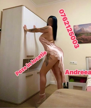 Andreea tatuata bruneta cu forme piercing in zona intima 