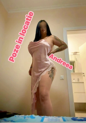 Andreea tatuata bruneta cu forme piercing in zona intima 