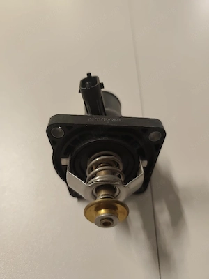 GM 55564891 Termostat lichid racire Opel Zafira C Astra H J Insignia 1.6 1.8 16V cu carcasa si senzo - imagine 2