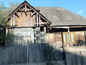 Casa de vanzare veche din lemn