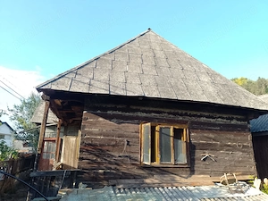 Casa de vanzare veche din lemn - imagine 2
