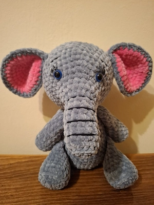 Elefăntică amigurumi
