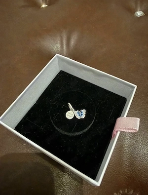 Talisman Pandora de tip pandantiv dublu cu citat și fluture albastru