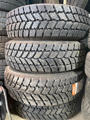 Vând anvelope noi noute , la un pret foarte convenabil , marca la ele este :PETLAS , 195 70R15C, ANU