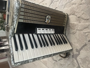 Vând acordeon Weltmeister cu 96 de bași