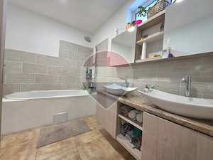 Casa eleganta cu piscina si panouri solare- Medias - imagine 17