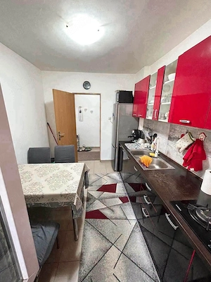 De vanzare apartament cu 2 camere si balcon, etajul 1, pe Bd. Roman Musat, 67000euro - imagine 2