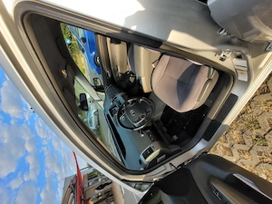 Toyota Prius 2006   hibridul cinstit, confortabil si greu de pensionat - imagine 2