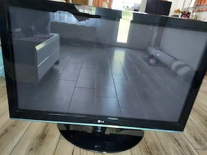 Televizor marca LG, diagonala 122