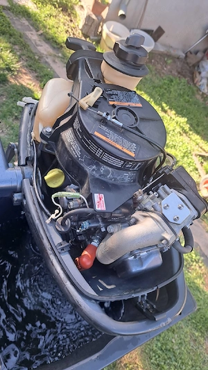 Motor barcă Yamaha.