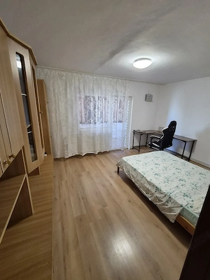 Închiriez apartament cu o cameră, utilat si mobilat, cu centrală proprie.