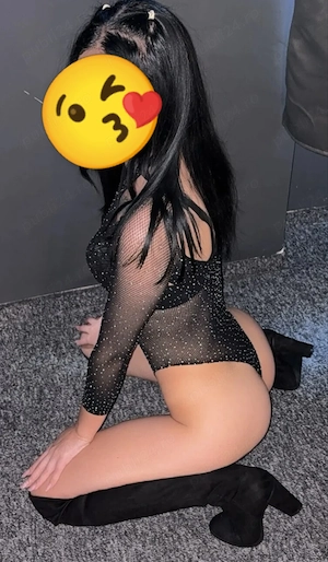 Bruneta  slim 27 ani servicii totale 