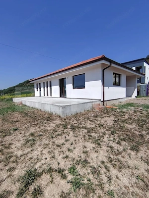 „Casă în stil mediteranean de vânzare în Livezeni – Oază de liniște și confort” - imagine 3