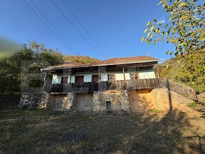Casă de vânzare cu priveliște frumoasă și teren 