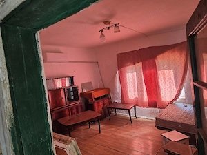 Vand Casa 45 metri patrati. Casa este pe Strada Mierlei nr 19.
