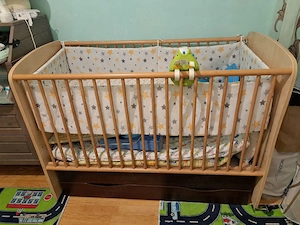 Pătuț Bebe din Lemn cu Balansoar, 2 Sertare, Saltea + Accesorii BONUS