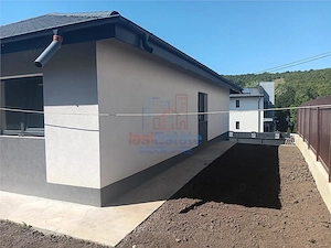 LA CHEIE! Visan Barnova CASA parter 100mp TEREN 400mp toate utilitatile - imagine 4