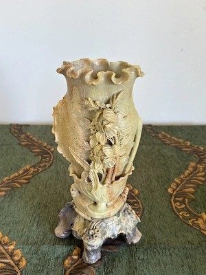 Vază sculptată manual din piatră (steatit), decor floral ajurat, stil chinezesc