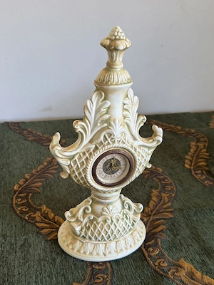 ..Ceas decorativ din ceramică glazurată, stil baroc, model urnă cu frunze acant 