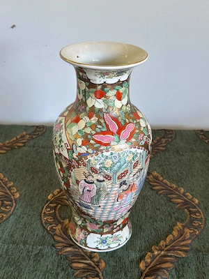 Vază porțelan chinezesc vintage, stil Famille Rose Canton, decor cu piersici și scenă cu curteni 