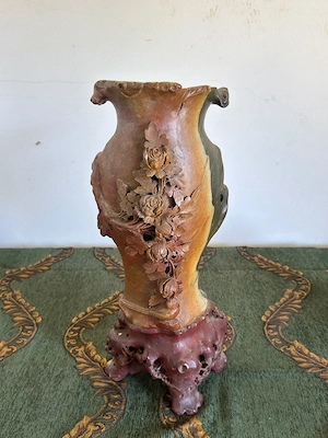 Vază mare sculptată manual din piatră naturală multicoloră, decor trandafiri ajurați 
