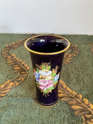 Vază vintage din porțelan bleumarin   decor floral și auriu 