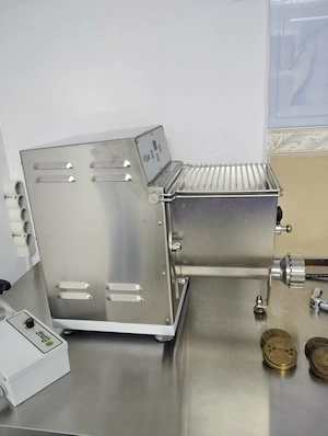 Vand masina de paste profesionala marca Fimar PF25E, capacitate 8 kg ora cu matrite bronz si taietor - imagine 2