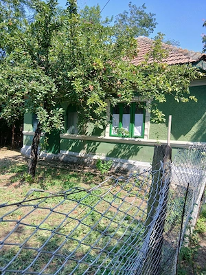 Se vinde casa în Danesti Călărași la 20 km de Lehliu.  Teren 1700mp, casă locuibila . Preț 21000euro - imagine 4