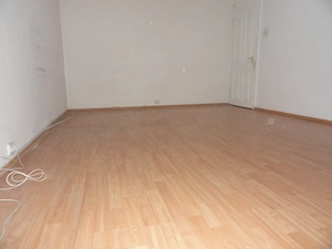 Apartament 2 camere decomandat, parter inalt, zona centrala -  aproape de Kaufland si Lidl, 80 mp - imagine 2