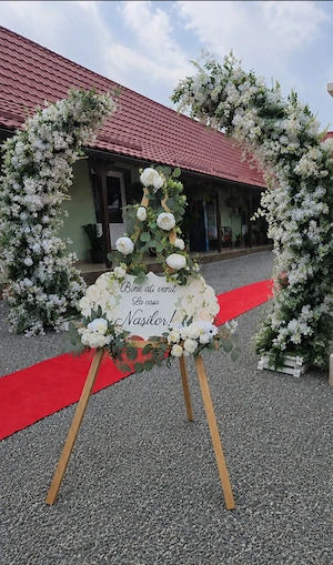 Închiriez decorațiuni: șevalet   trepied   suport panou  Bine ați venit 