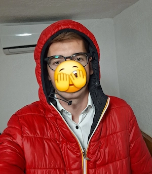Vând urgent geaca din poză