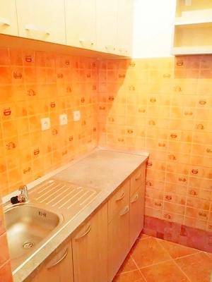 Zona Tache Ionescu - apartament cu trei camere la casă cu centrală proprie, parcare auto privată - imagine 8