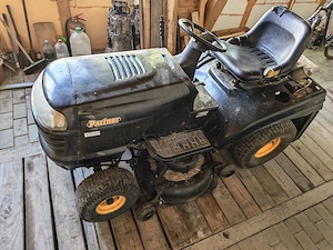 Tractoraș tuns iarba
