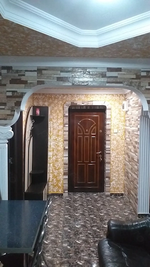 Persoană fizică, vând apartament cu două camere decomandat et.4  9, izolat, renovat și mobilat.