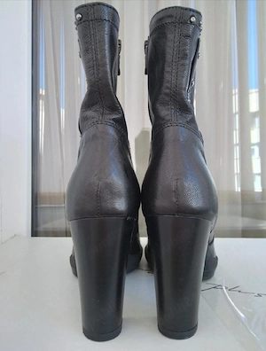 Ghete din piele naturală, 38
