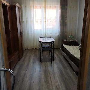 Închiriez garsonieră 
