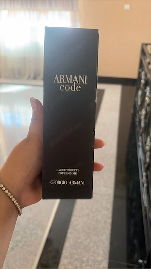 Vând parfum armani de femei .