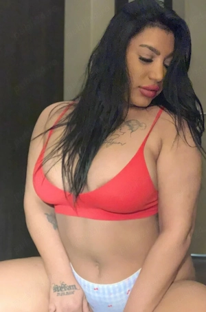 Brunetă  sexy    