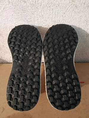 adidași damă NR 36 ( nu trimit prin curier )